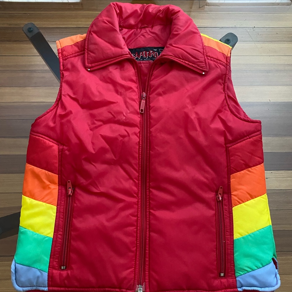 Super fun Vintage rainbow puffy vest 🌈